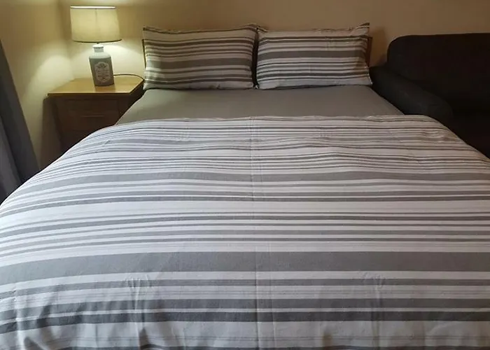 Yvi\'S 2-3 Bedroom Town Apartment